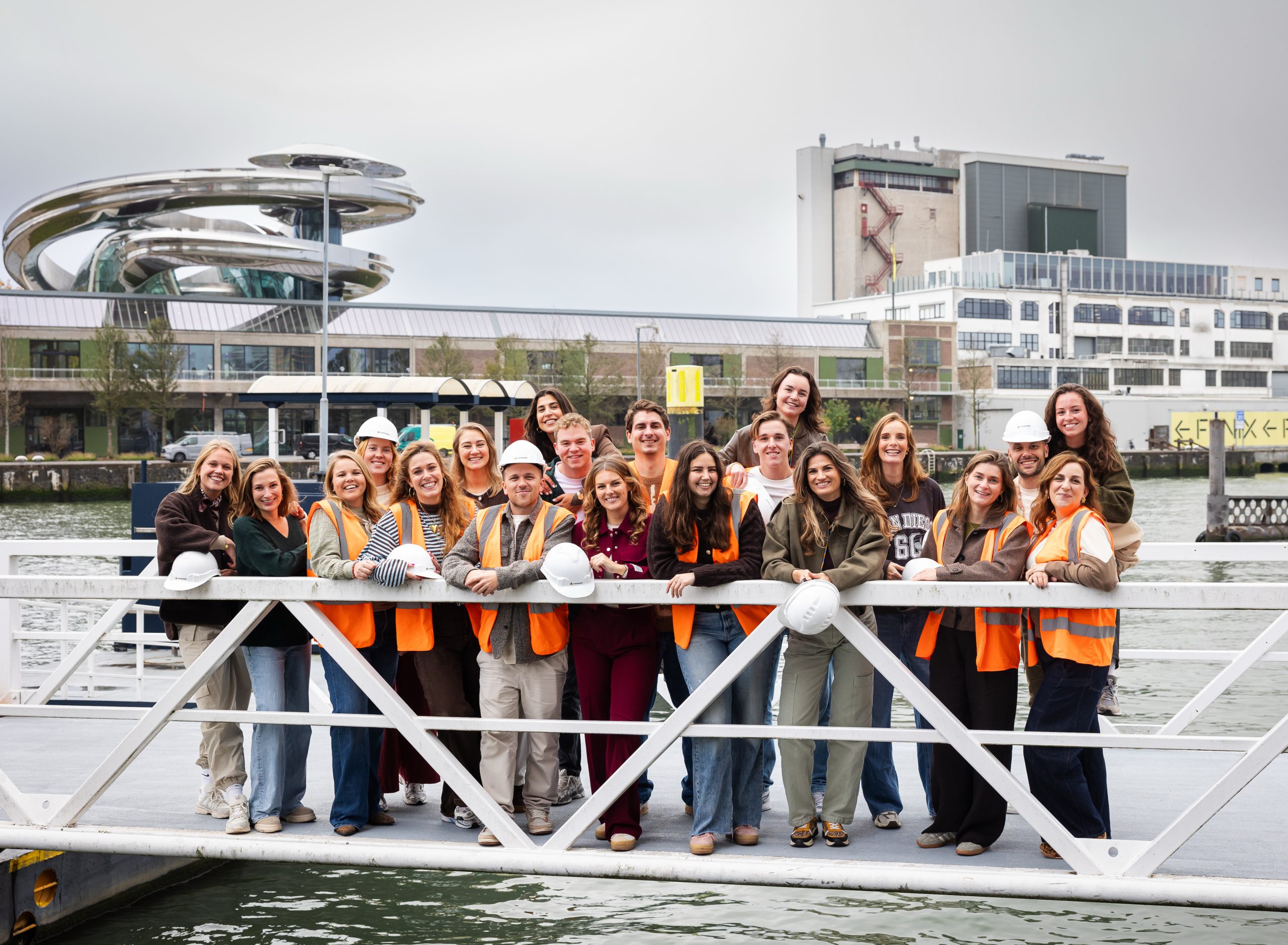 Het team van De Omgevingsverbinder bij het water in Rotterdam